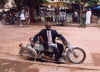 Африка Мали хозяин мотоцикла  06.2003г Чумач